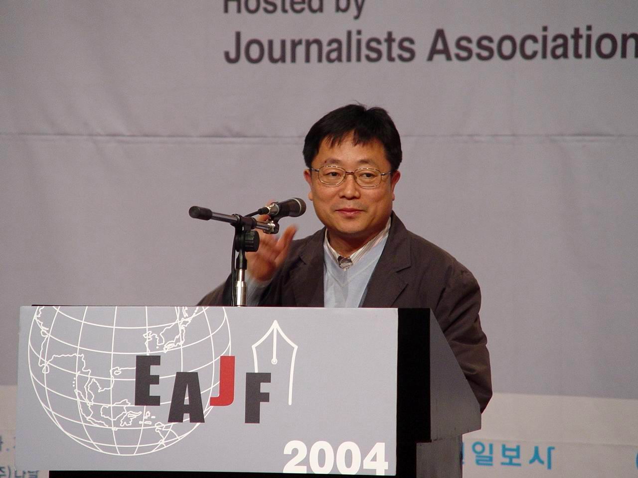 아시아기자협회 초대 회장으로 선출된 이상기 회장이 수락연설을 하고 있다.